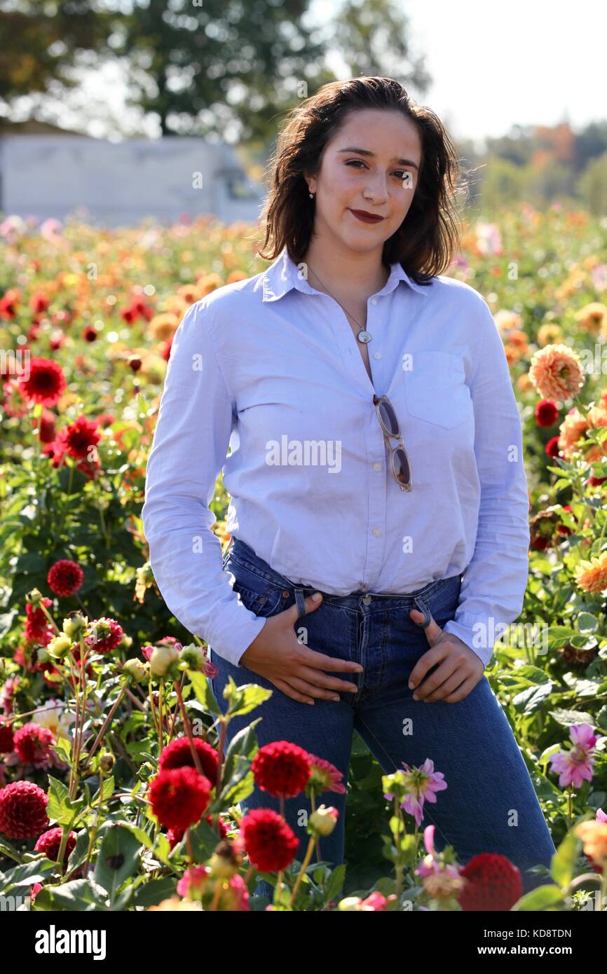 Une jeune femme pose modèle dans un champ de fleurs sauvages Banque D'Images