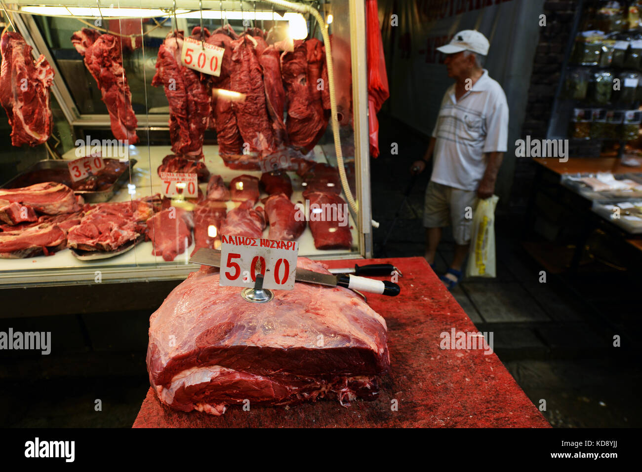 Les boucheries à l'animation du marché dans le centre de Modiano Thessalonique, Grèce. Banque D'Images