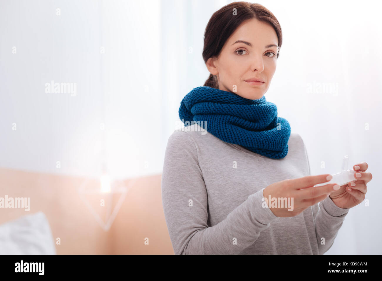 Femme agréable dans une écharpe debout avec un tambourin Banque D'Images