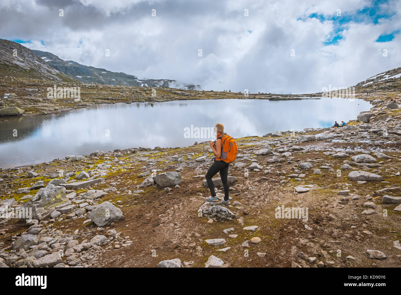 Happy woman profiter lake et beau temps en Norvège Banque D'Images