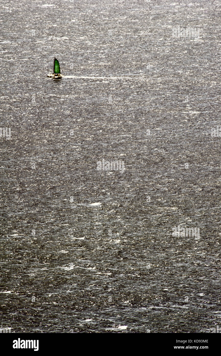Petit yacht voile en plein océan Banque D'Images