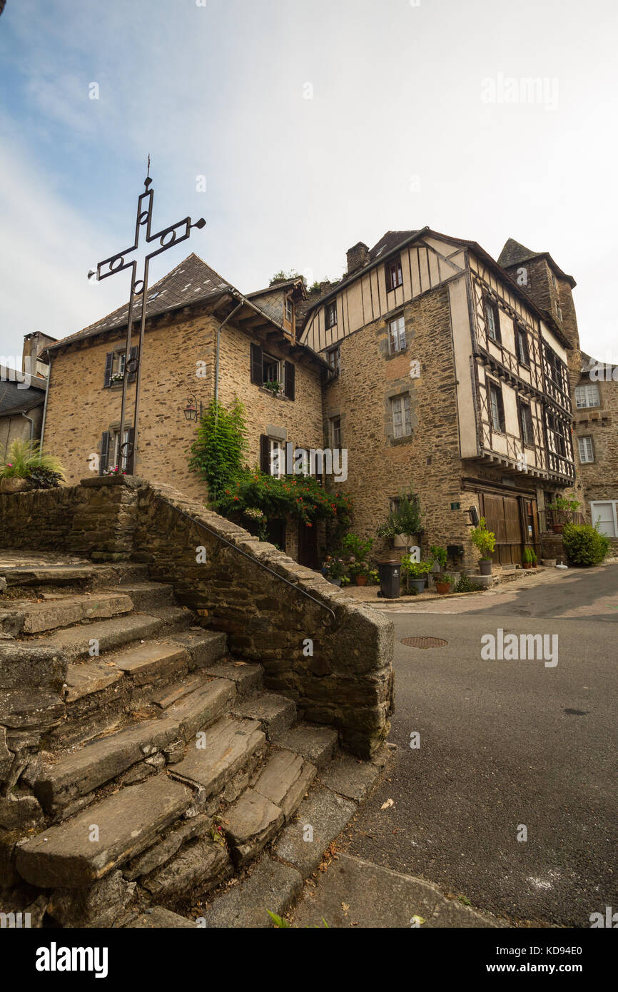 Ségur-le-Château, FRANCE - 30 juin 2017 : Centre du village idyllique avec ses célèbres et pittoresques maisons à colombages. Banque D'Images