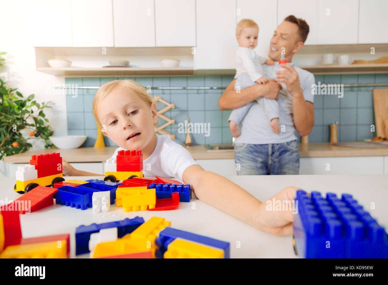 Jolie jolie fille jouant avec le constructeur défini Banque D'Images