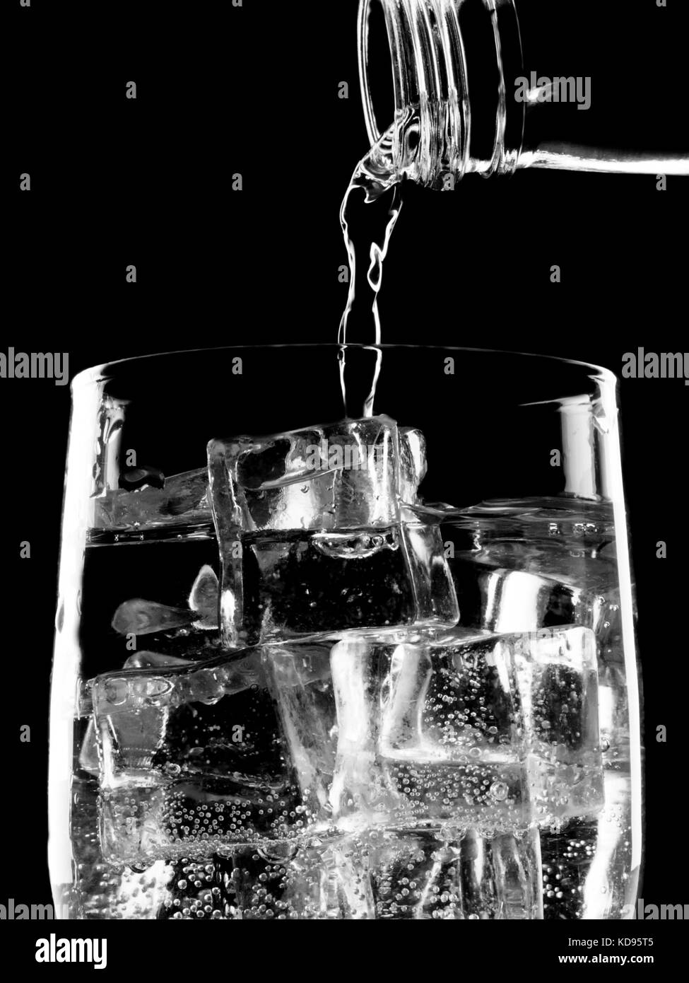 Bouteille de soda et verser dans le verre d'eau minérale Banque D'Images