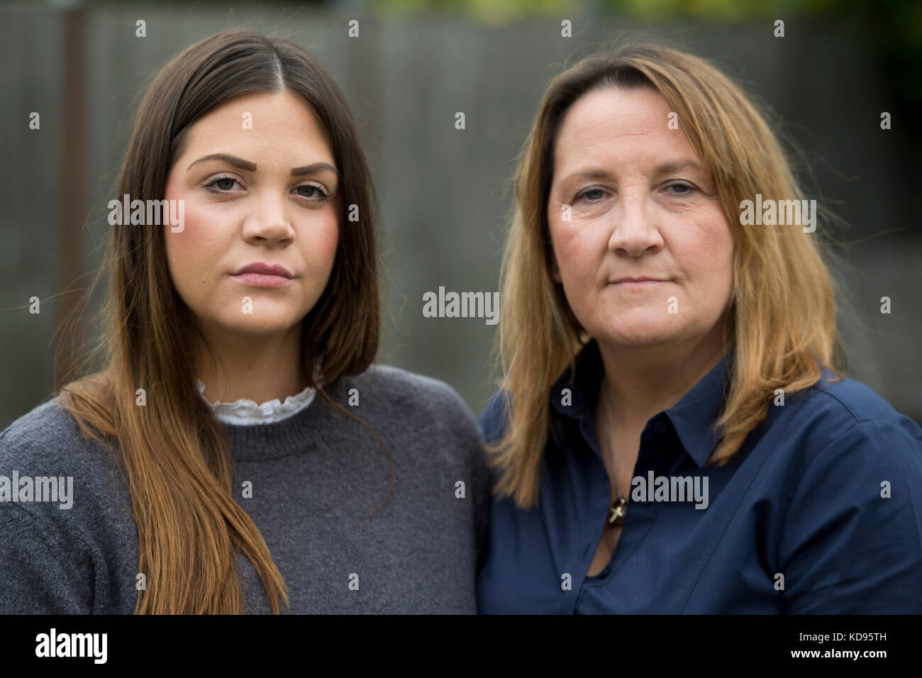 Brooke Hanson (à gauche) et Tracey Hanson, sœur et mère de Josh Hanson, assassinée dans une attaque au couteau sans provocation dans un bar de Hillingdon, dans l'ouest de Londres, dans leur maison de Kingsbury. Une nouvelle récompense à cinq chiffres a été offerte pour tenter de trouver le suspect en chef dans son meurtre. Banque D'Images