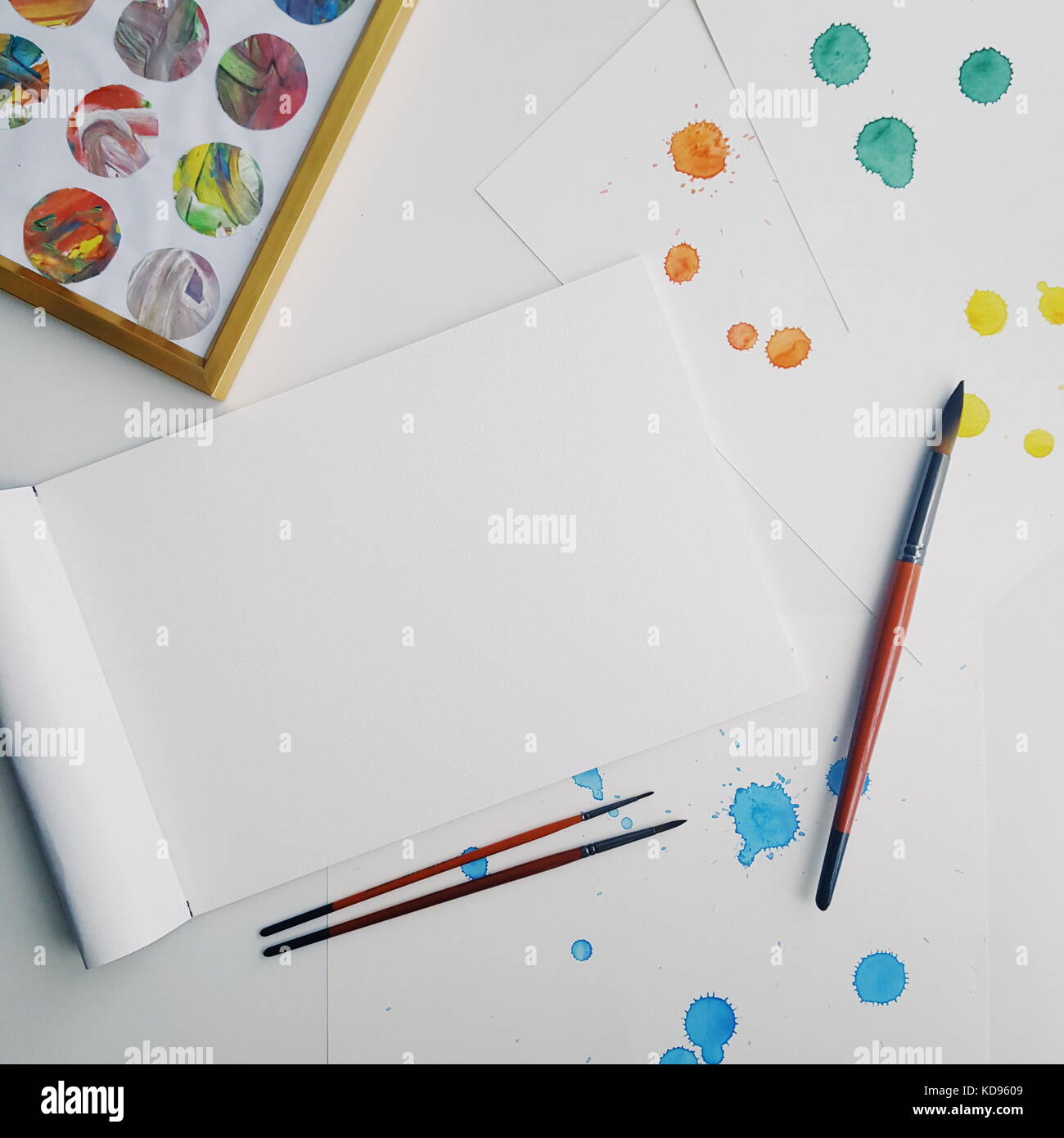 Fond blanc pour le texte. Thème : art et peinture aquarelle Banque D'Images Fond blanc pour le texte. Thème : art et peinture aquarelle Banque D'Images