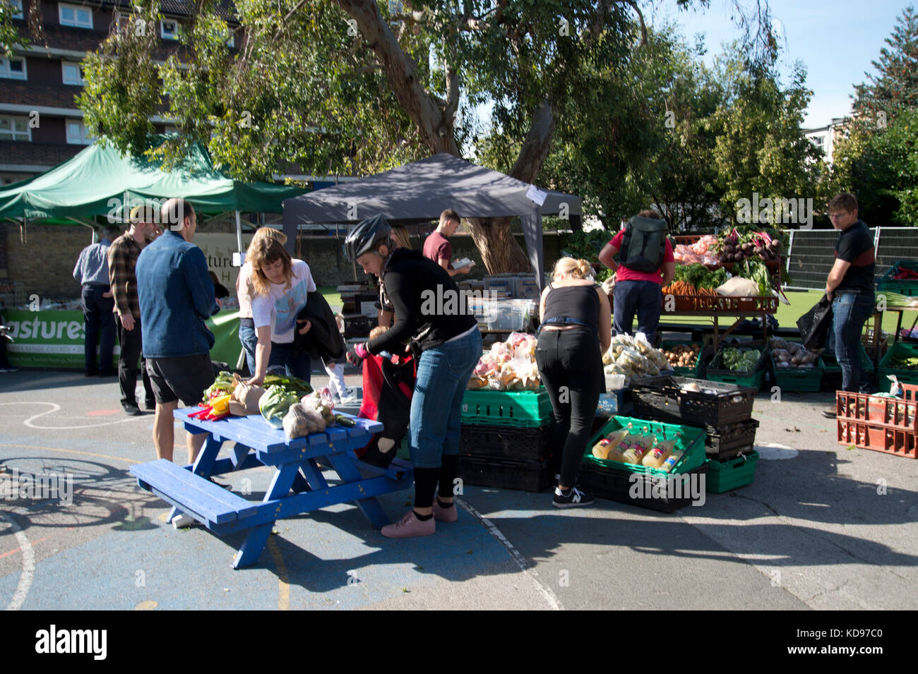 Champs de Londres l'école, marché de dimanche. des légumes biologiques. Banque D'Images