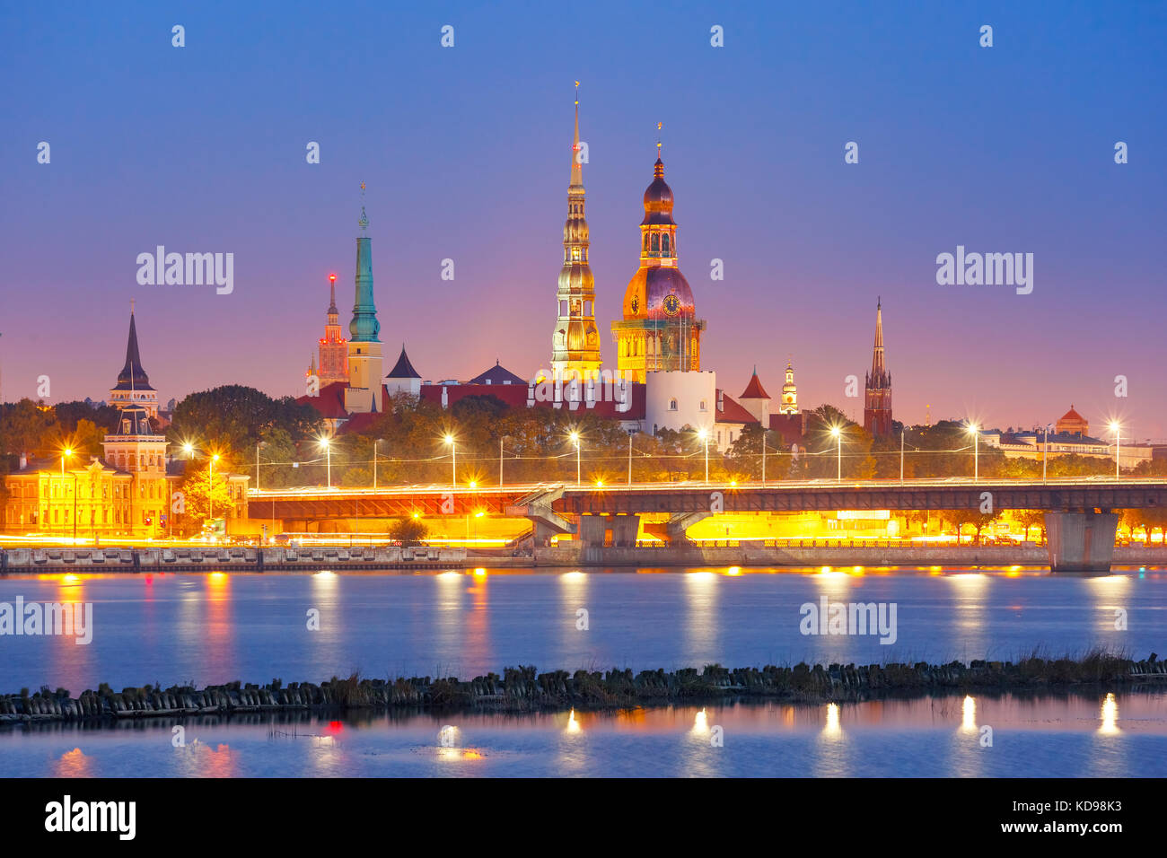 Vieille ville et rivière Daugava la nuit, Riga, Lettonie Banque D'Images