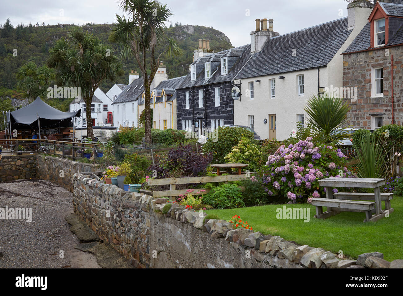 Jardins de fleurs du littoral sur Harbour street, plockton, Ross et Cromarty, plockton Banque D'Images