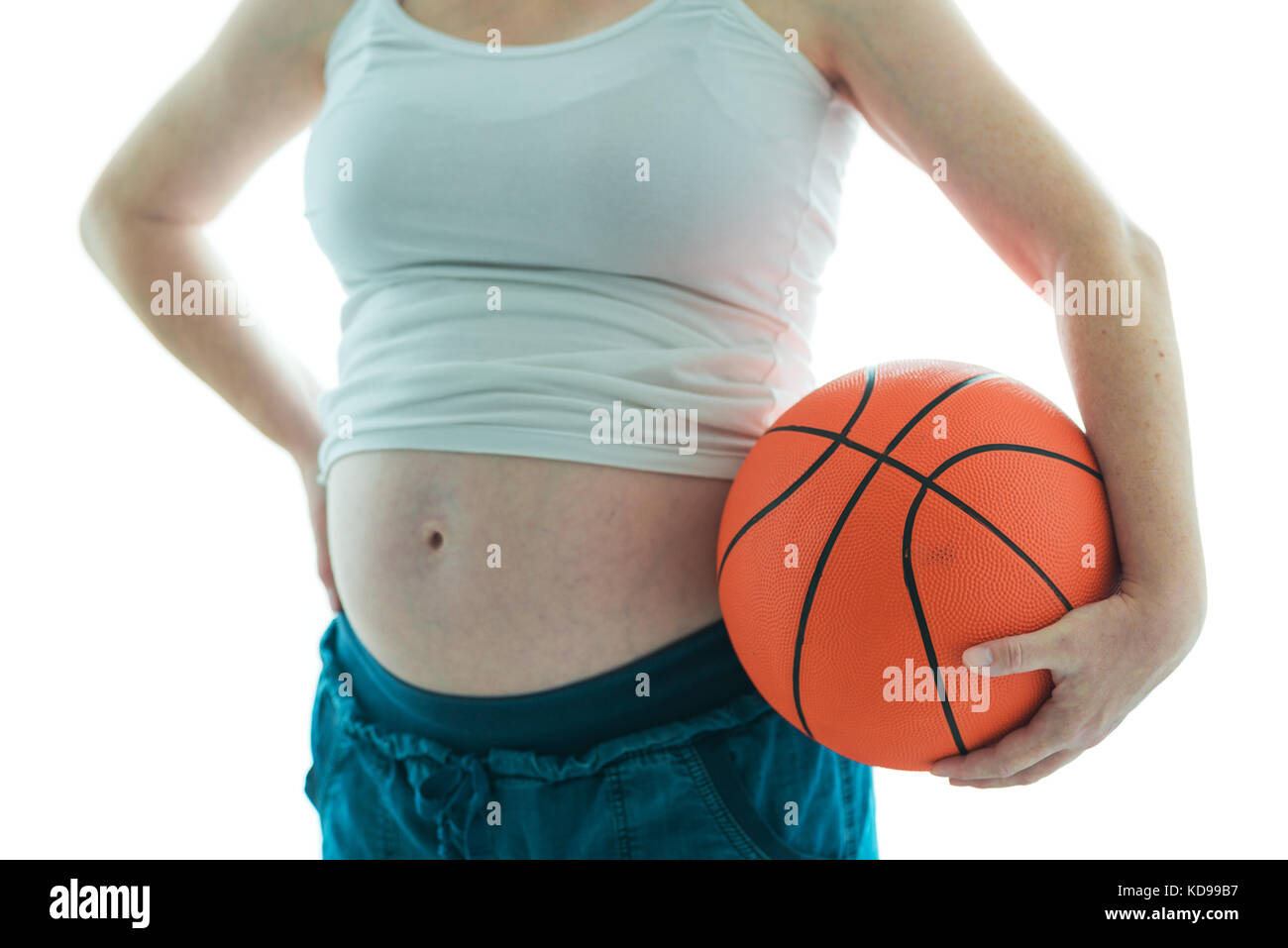 Femme enceinte avec le basket isolé sur fond blanc Banque D'Images