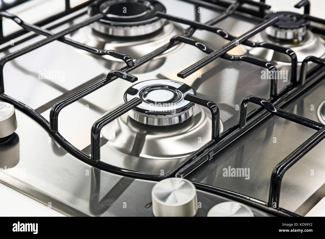 Un fragment de la surface de la cuisinière à gaz : brûleur et stand. Gros plan présente. Banque D'Images