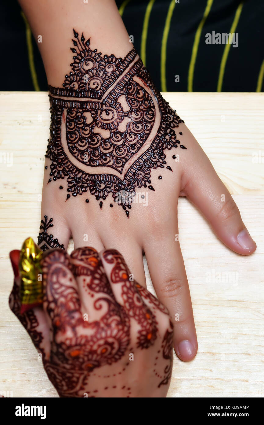 L'application de l'artiste tatouage au henné sur les mains de la mariée lors de la cérémonie du mariage- Vue de dessus Banque D'Images
