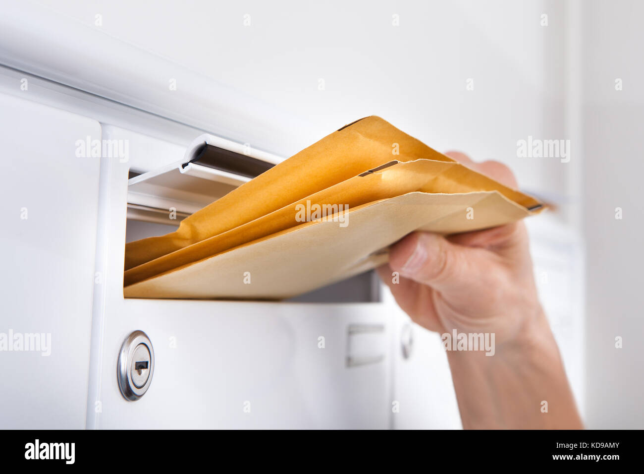 Close-up de Postman mettre des lettres dans la boîte aux lettres Banque D'Images