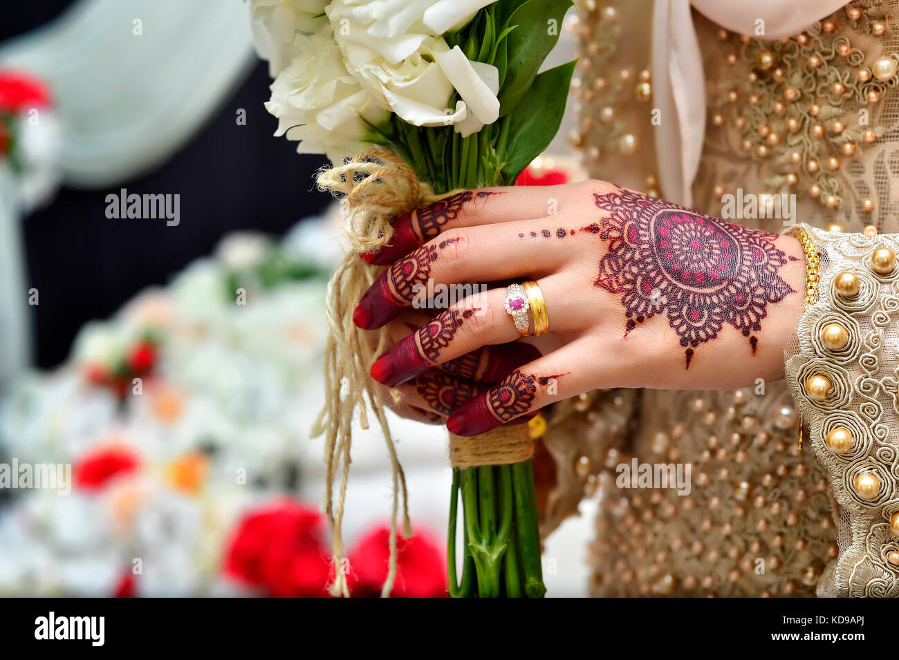 Femme bride holding bouquet de mariage avec tatouage au henné Banque D'Images