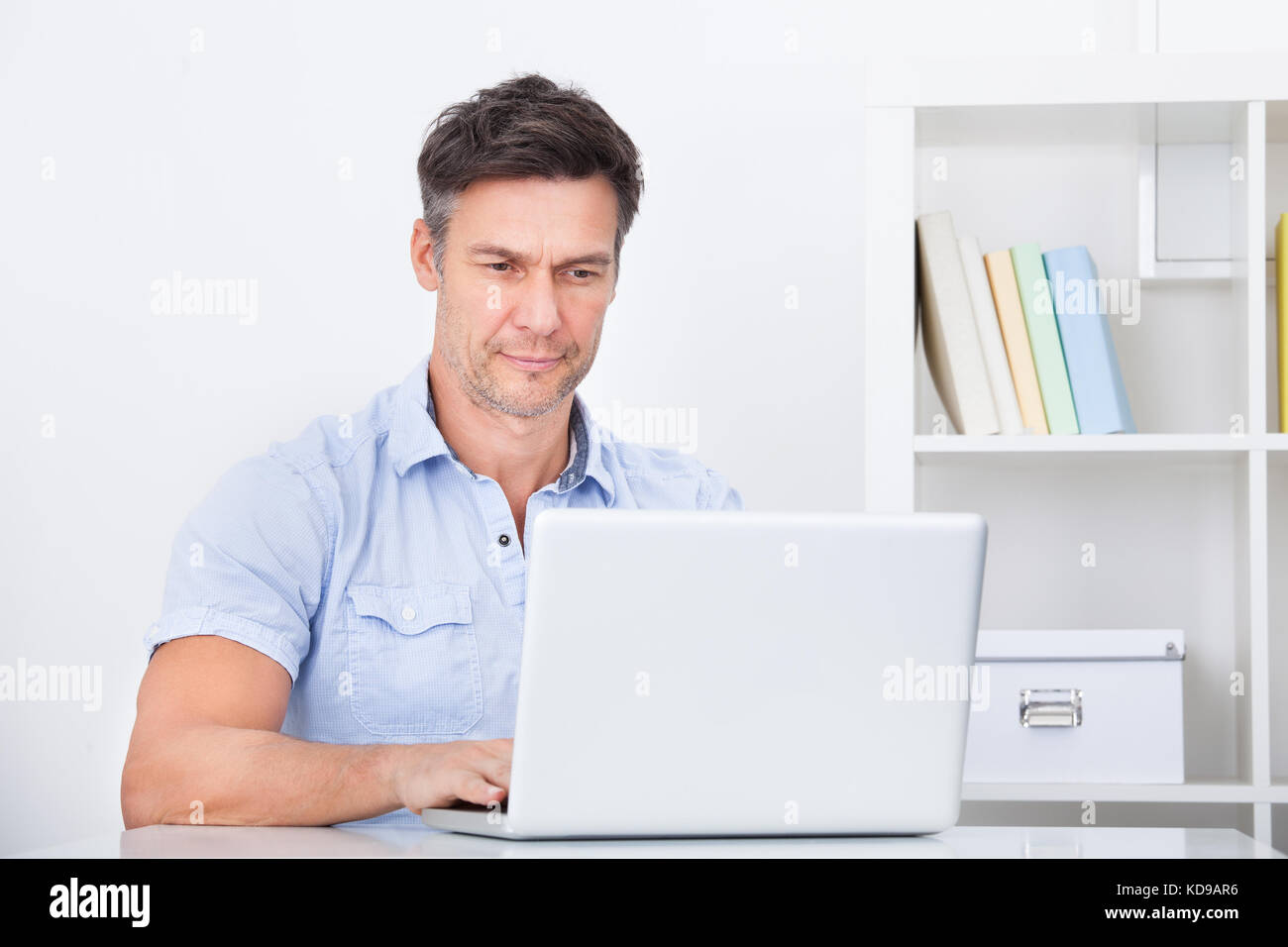 Portrait of a Young Man Using Laptop At Home Banque D'Images