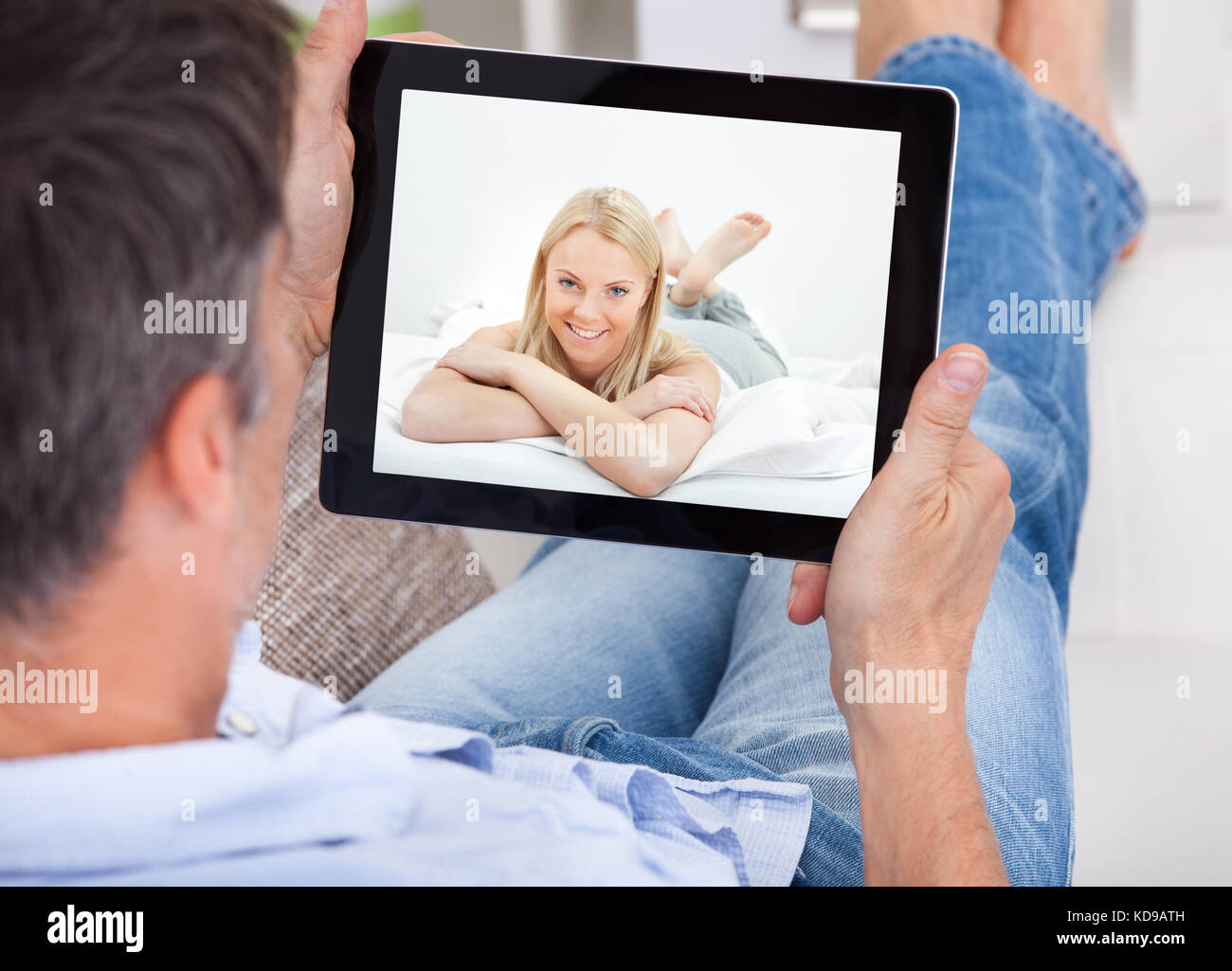 Portrait d'un homme chat vidéo avec Jeune Femme Banque D'Images