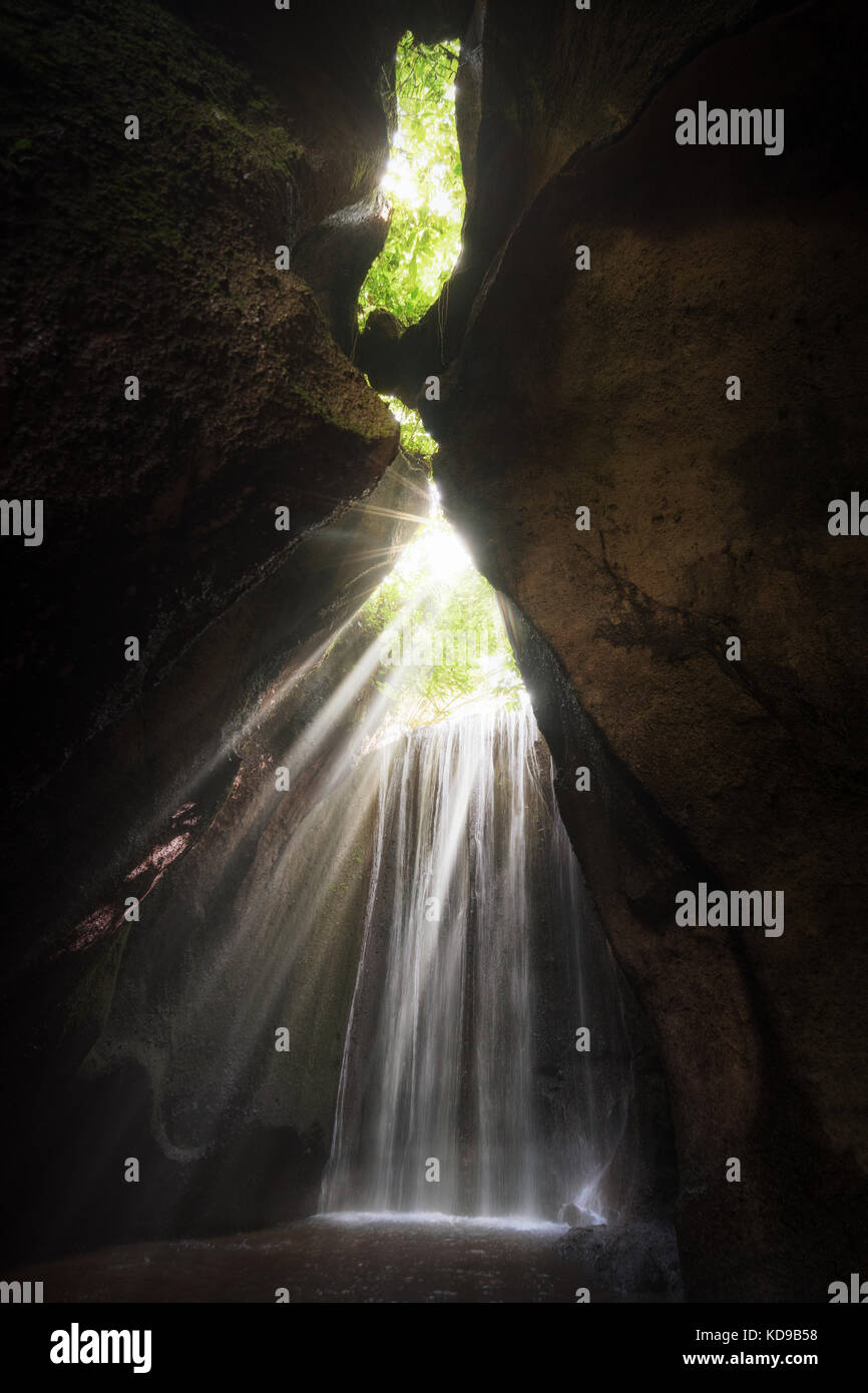 Chute d'cepung tukad à Bali, à l'intérieur d'un étroit canyon. Banque D'Images