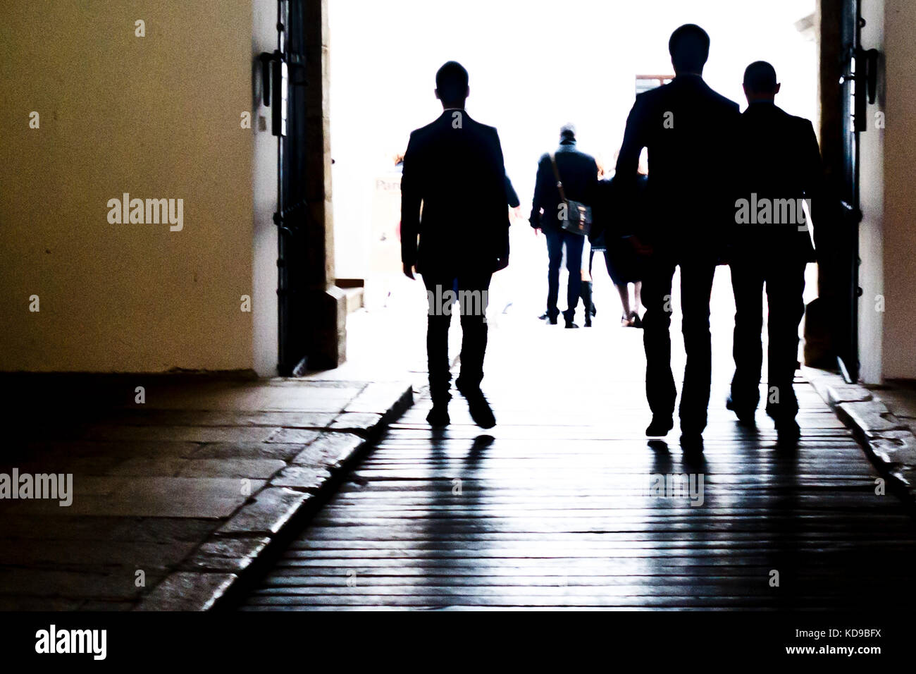 Groupe d'hommes en costumes walking Banque D'Images