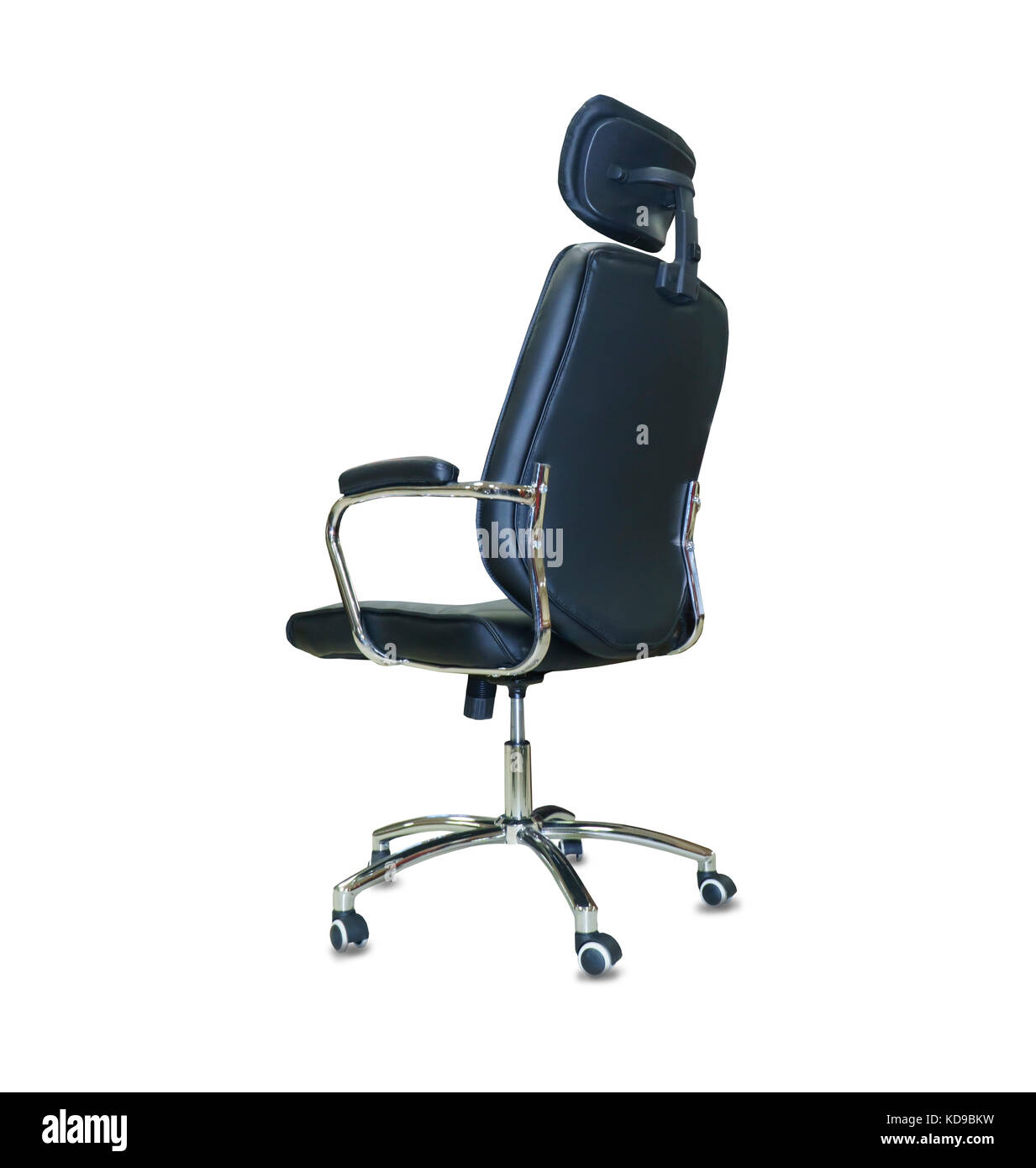 Vue arrière de chaise de bureau moderne cuir noir isolé. Banque D'Images