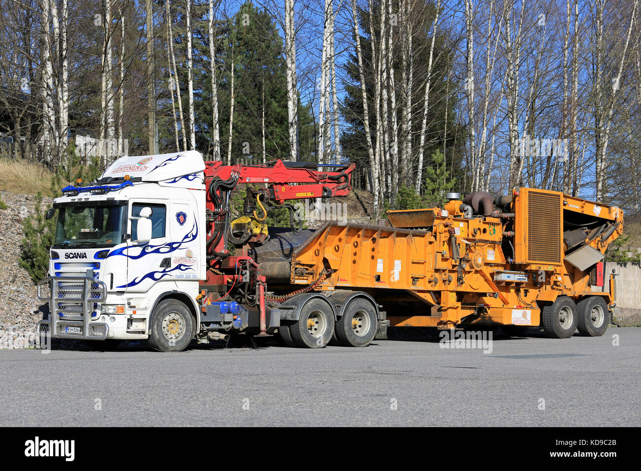 Salo, Finlande - 5 mai 2017 : l'équipement monté sur camion Scania pour recyclage résidus forestiers en stationnement sur un chantier. refuser l'exploitation forestière peut encore être utilisé comme si Banque D'Images