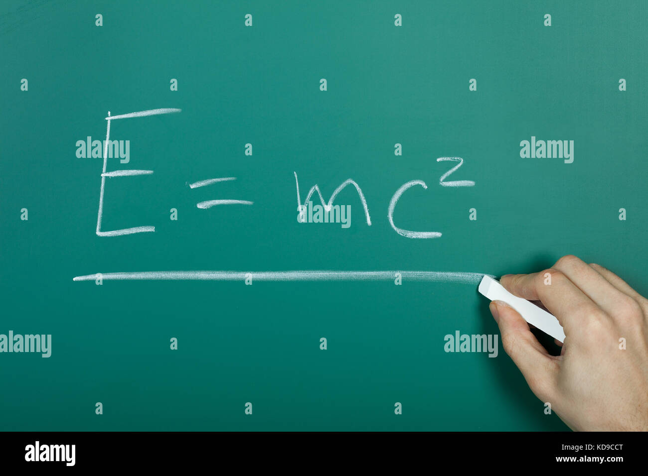 La main sur la formule de la relativité tableau noir vert Banque D'Images