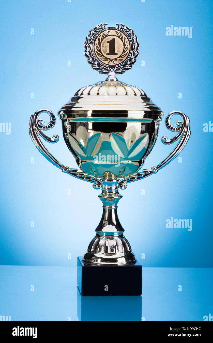 Photo de la coupe du trophée d'or sur fond bleu Banque D'Images