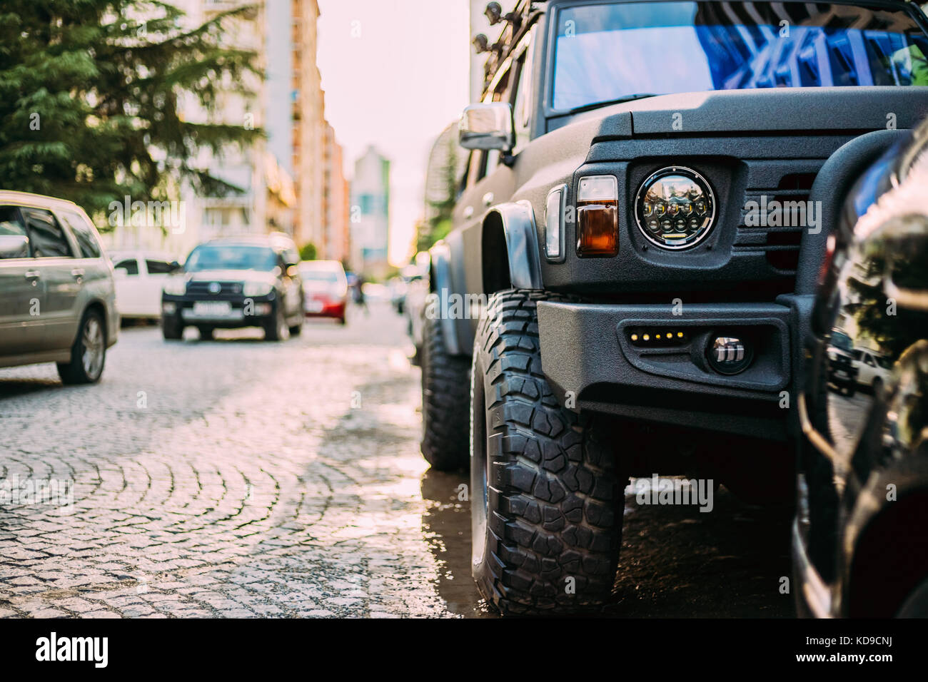 Vue rapprochée de suv noire sur le parking de la rue ville européenne Banque D'Images