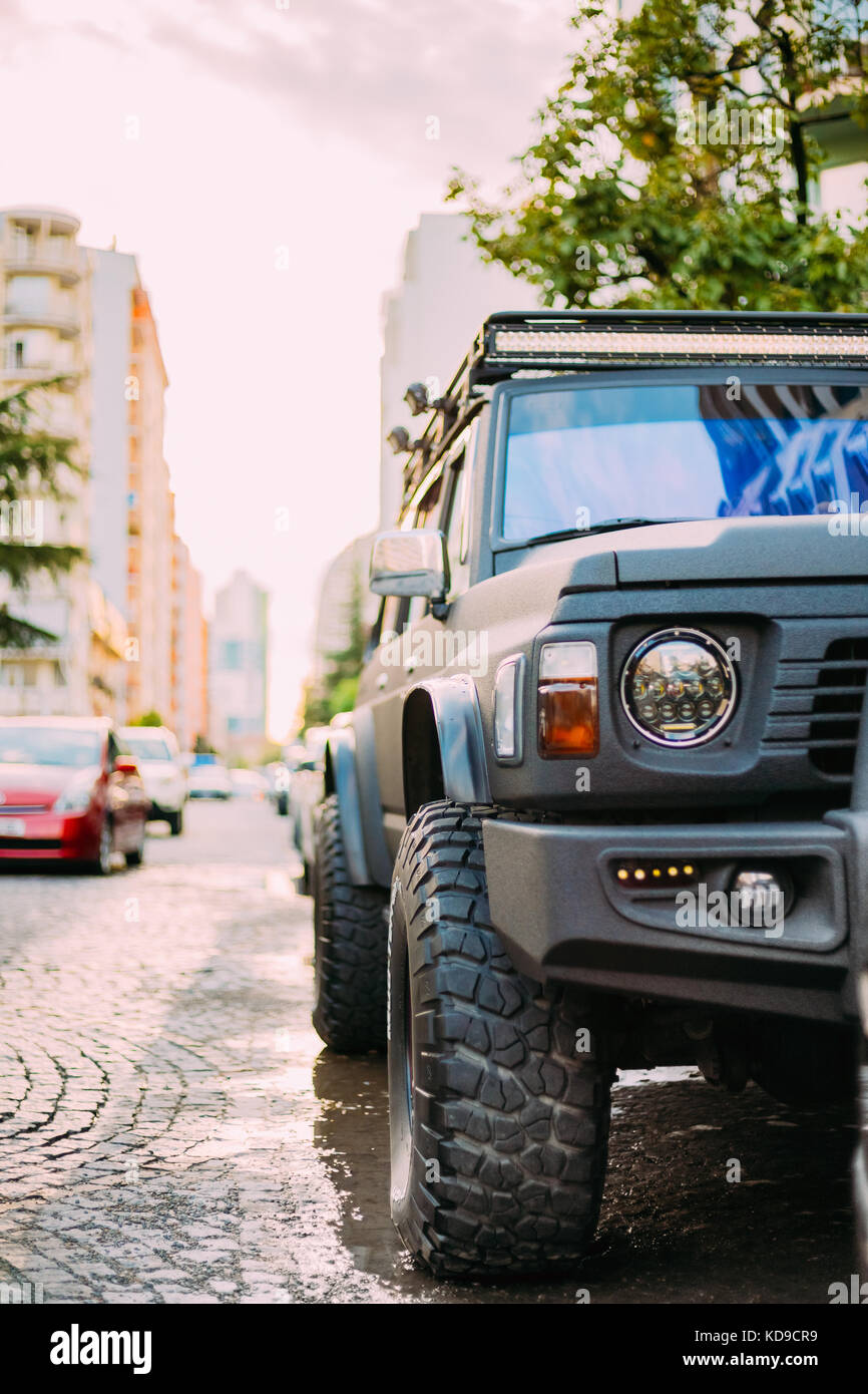 Vue rapprochée de suv noire sur le parking de la rue ville européenne Banque D'Images