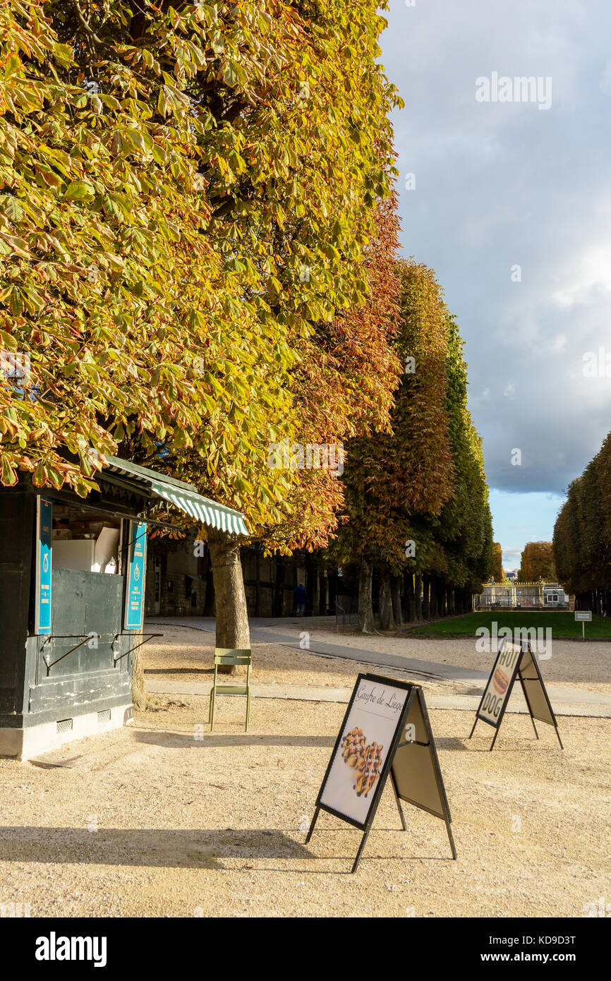 Gaufre et stand hot-dog dans le jardin du Luxembourg à Paris sous les châtaigniers avec feuilles d'oranger au début de l'automne dans le coucher du soleil seaon li Banque D'Images