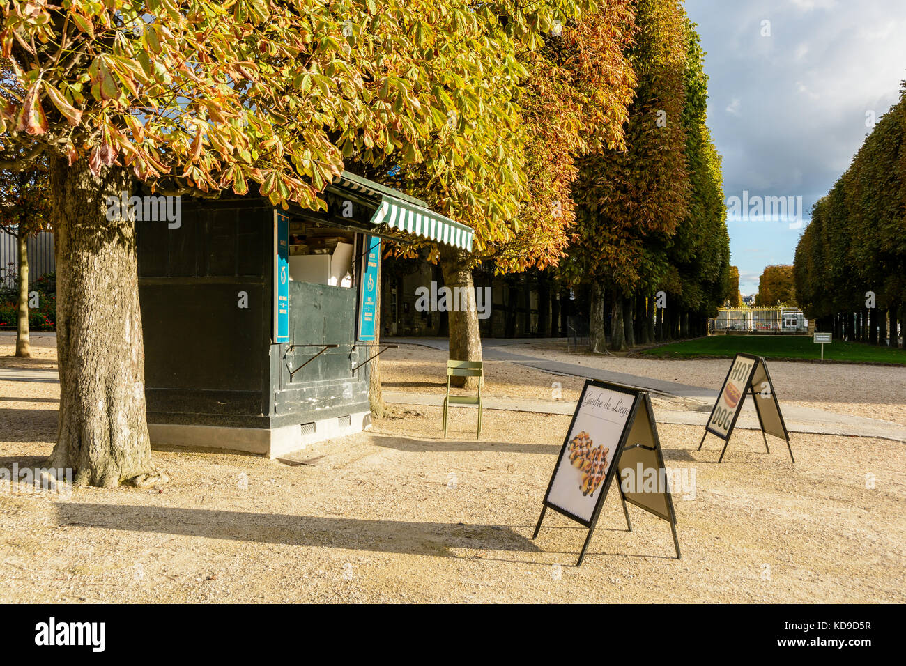 Gaufre et stand hot-dog dans le jardin du Luxembourg à Paris sous les châtaigniers avec feuilles d'oranger au début de l'automne dans le coucher du soleil seaon li Banque D'Images