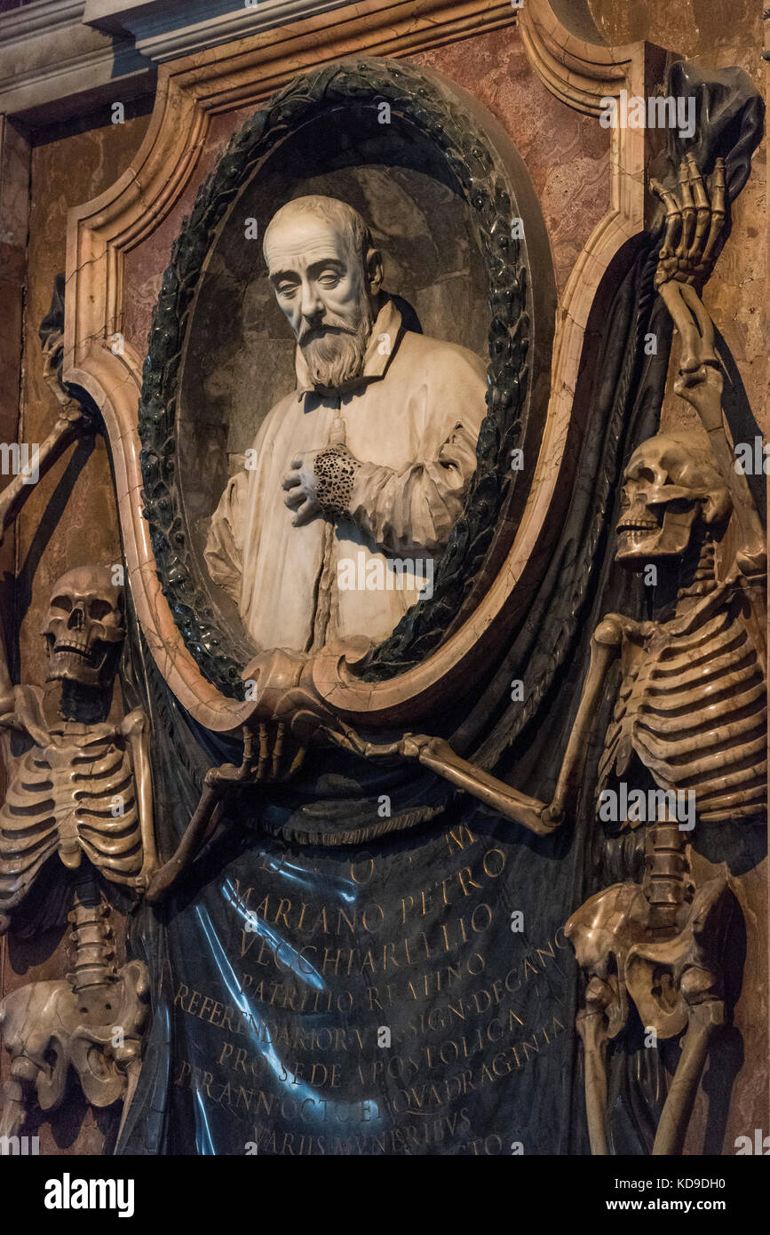 Rome. L'Italie. Tombeau du Cardinal Mariano Pietro Vecchiarelli (d.1639). Basilica di San Pietro in Vincoli (St Peter in Chains). Banque D'Images