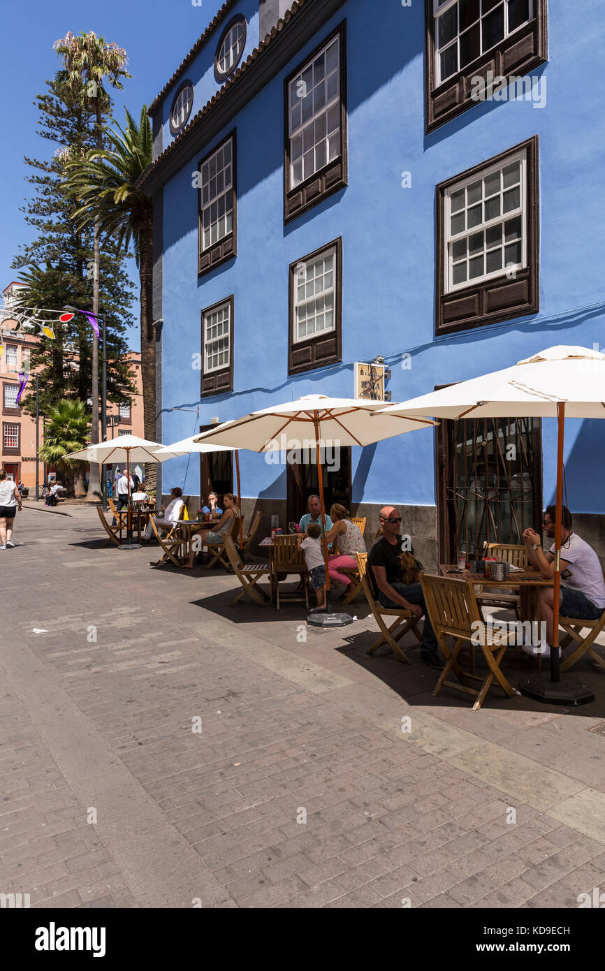 En dehors des tables et parasols dans la Calle Obisbo Rey Redondo, rue piétonne, dans le site du patrimoine mondial de l'UNESCO, San Cristobal de La Laguna, Tenerif Banque D'Images