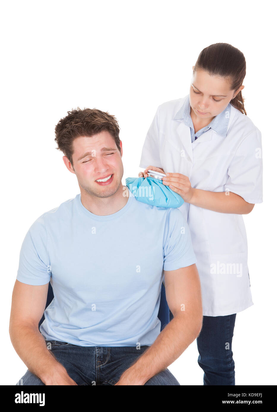 Médecin des soins au patient avec la banquise sur fond blanc Banque D'Images