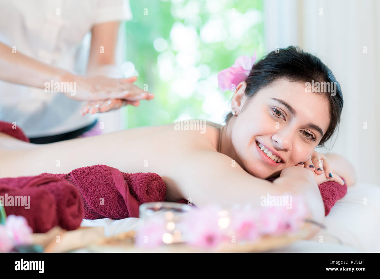 Yougn asian woman relaxing with hand spa massage au spa salon de beauté. Banque D'Images