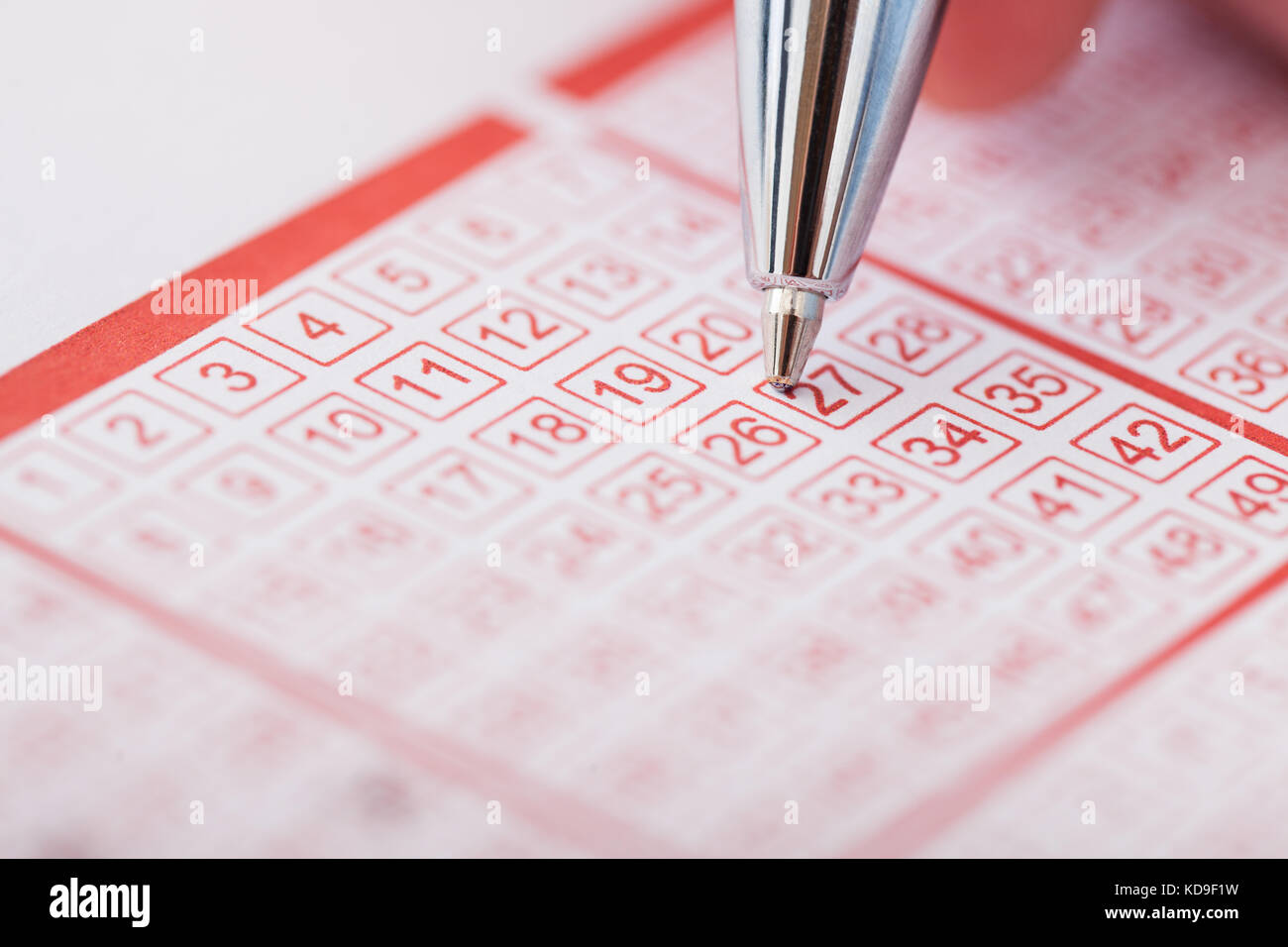 Close-up d'une personne Nombre de marquage sur un billet de loterie avec stylet Banque D'Images
