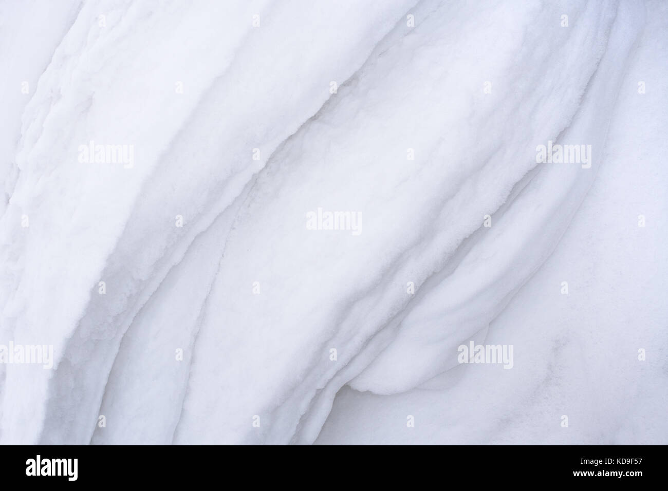 Texture naturelle. L'hiver fond. close-up la texture des couches de neige blanc ondulées. Banque D'Images