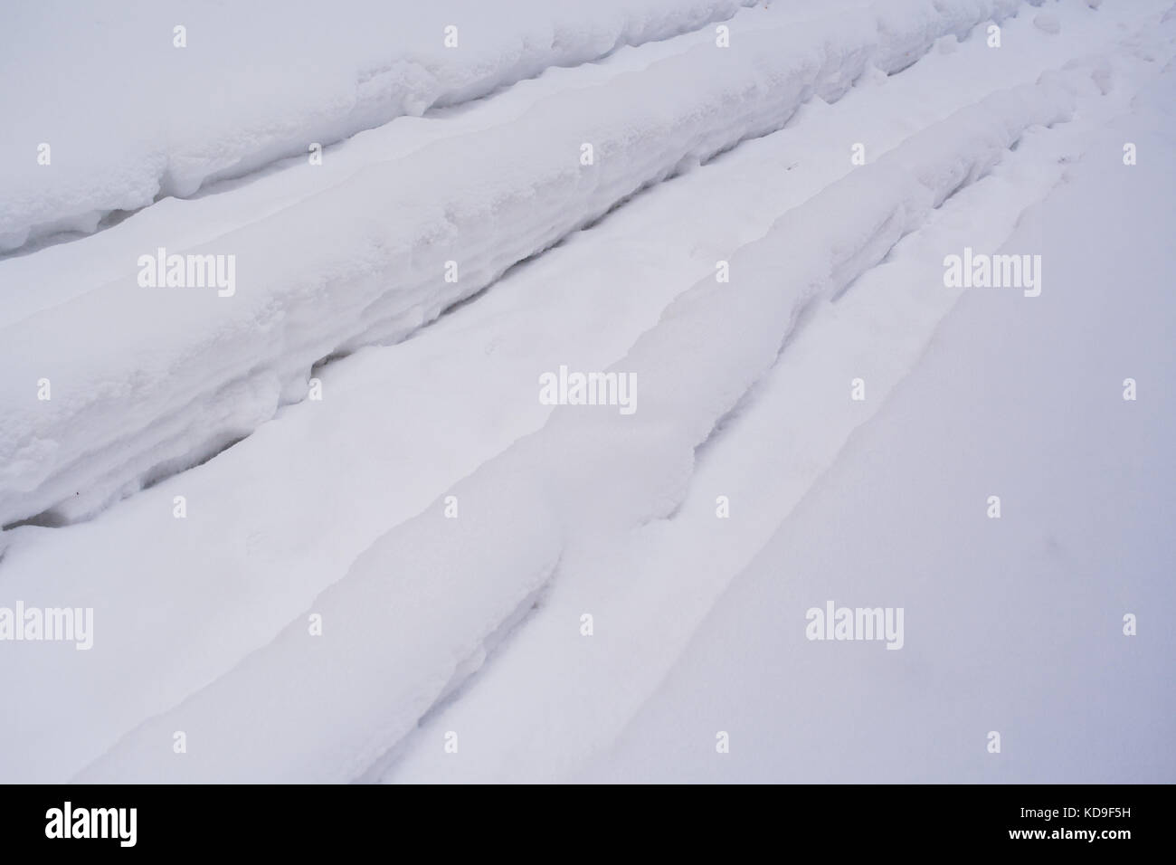 Texture naturelle. L'hiver fond. close-up la texture de neige profonde blanc situé à ornières en diagonale. Banque D'Images