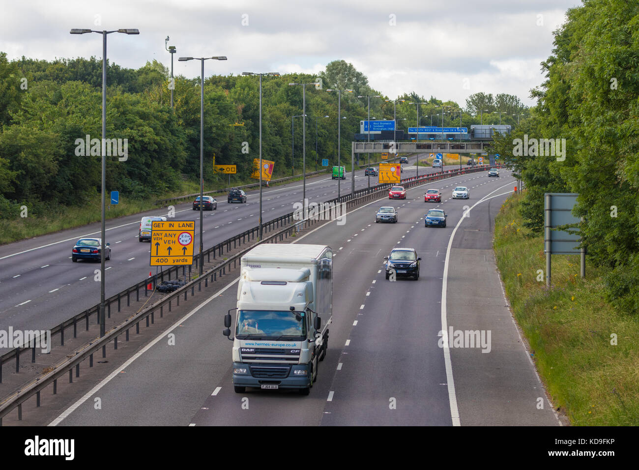 Birmingham, UK - 2 juillet 2017 : le trafic sur l'autoroute britannique m5 près de West Bromwich Banque D'Images