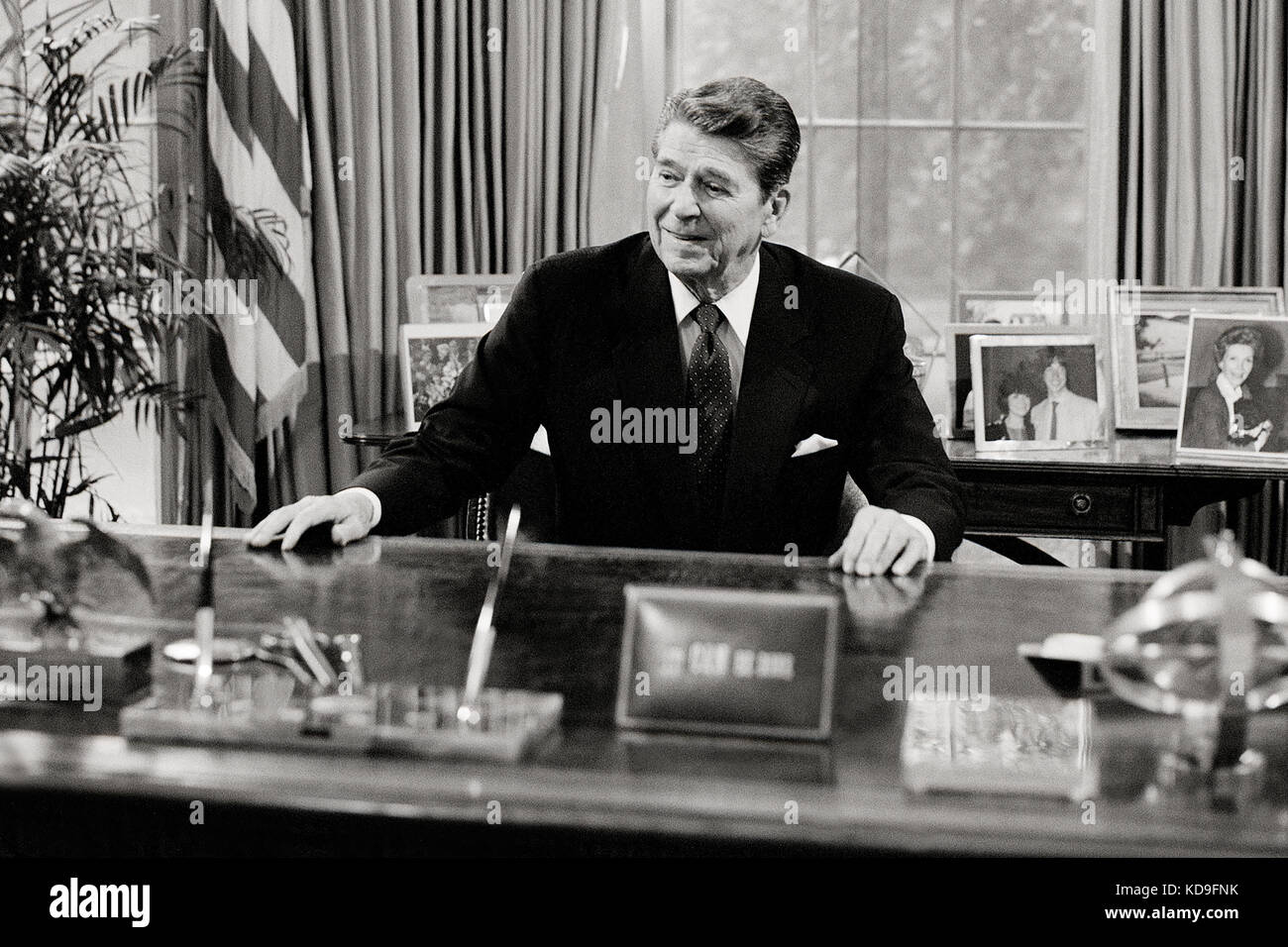 Le président Ronald Reagan à son bureau dans le bureau ovale de la Maison Blanche. Banque D'Images