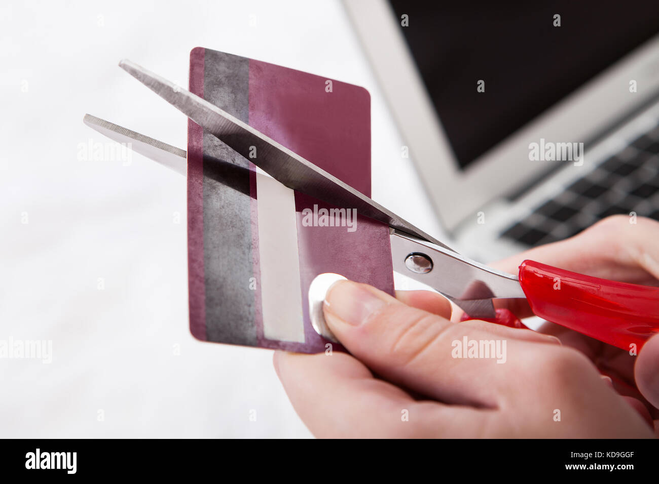 Close-up de coupe manuelle carte de crédit avec scissor Banque D'Images