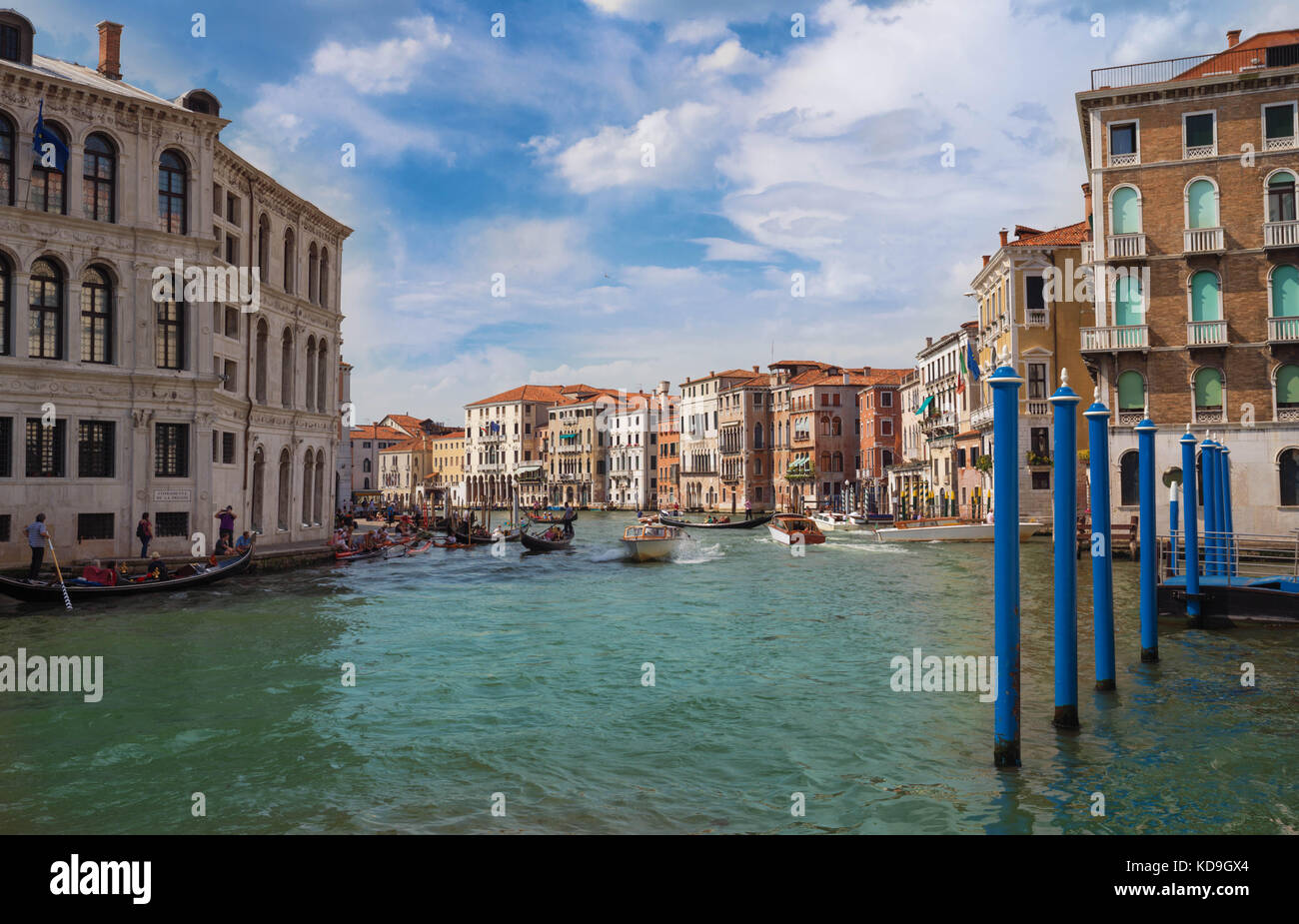 Doublure de bâtiments colorés cannal, île de Burano, Venise Italie Banque D'Images