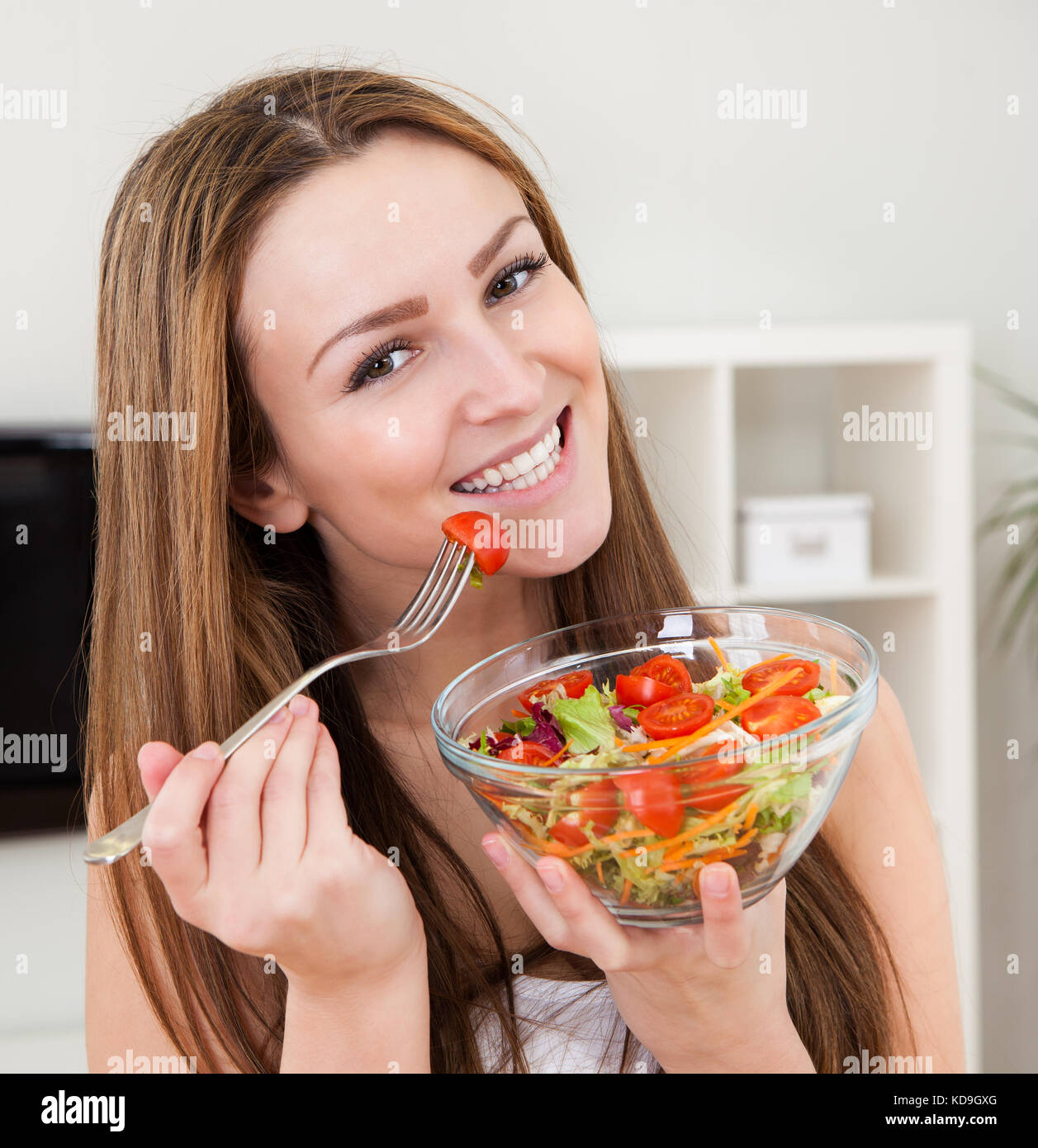 Libre d'un young woman eating fruit salad Banque D'Images