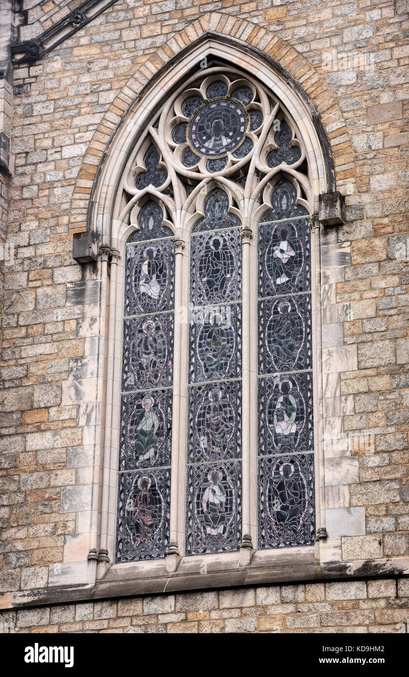 Fenêtre en verre soufflé à la main, cathédrale de Bryn Athyn, quartier historique de Bryn Athyn, Pennsylvanie, États-Unis Banque D'Images