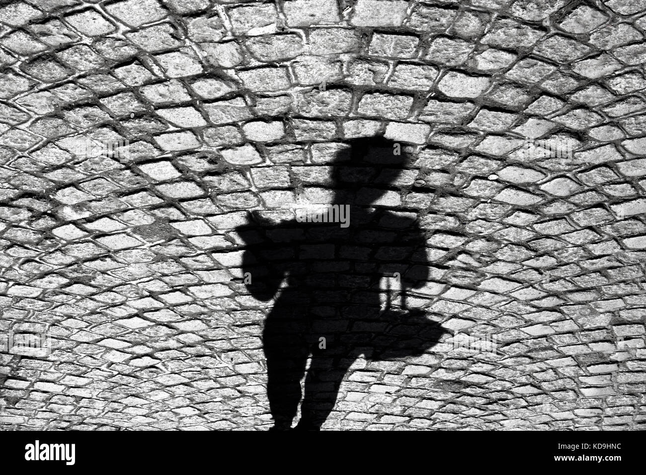 Ombre floue d'une femme marche sur l'ancienne route pavée Banque D'Images