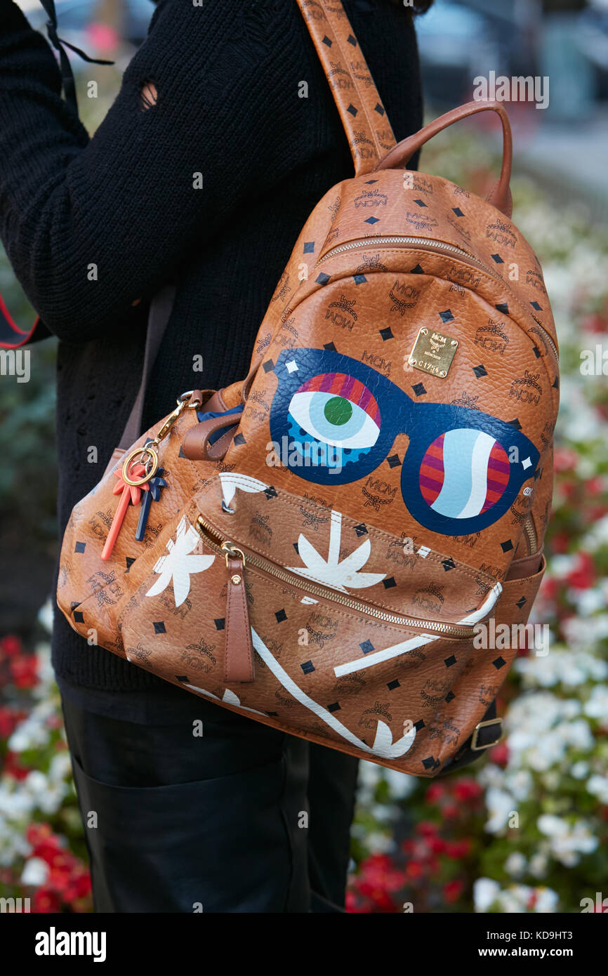 MILAN - 21 SEPTEMBRE : femme avec sac à dos marron MCM avec design de lunettes de soleil avant le défilé Max Mara, style de rue Milan Fashion week en septembre Banque D'Images