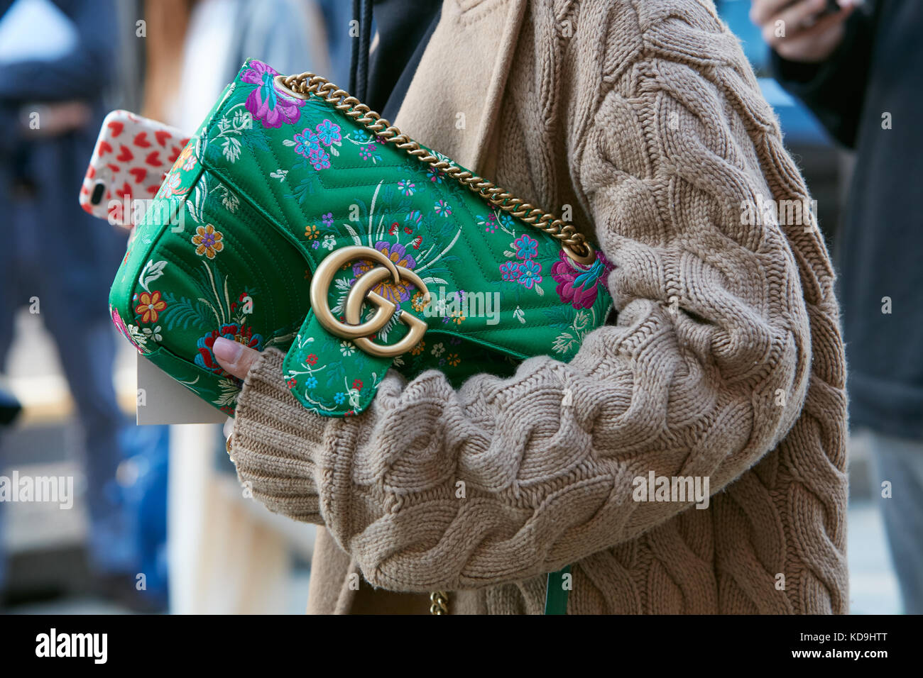 Milan - 21 septembre : femme avec pull en laine beige et gucci sac avec  chaîne de conception florale avant max mara fashion show, Milan Fashion  week street sty Photo Stock - Alamy