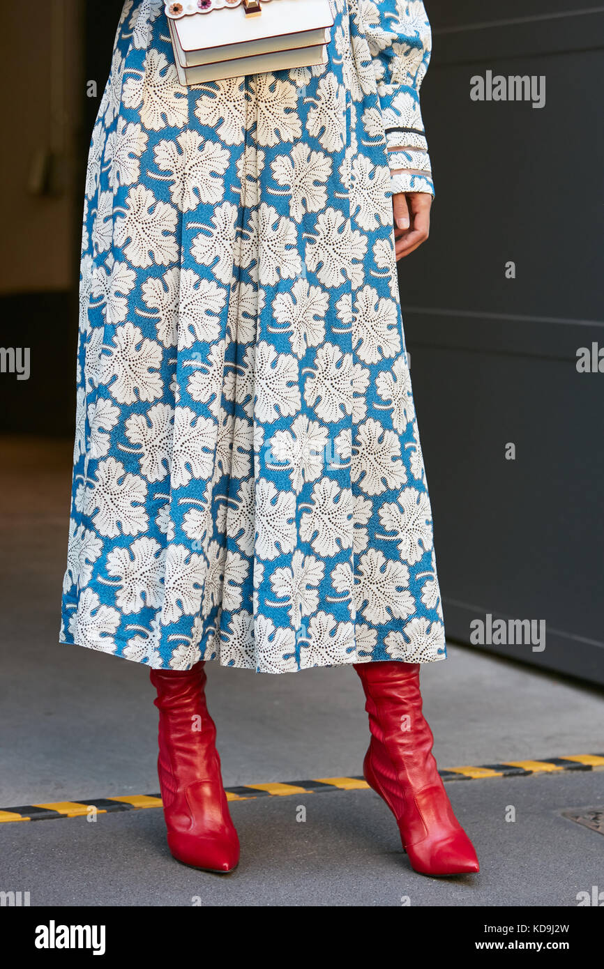 Milan - 21 septembre : femme avec robe blanc et bleu avec motif fleuri et  chaussures rouges avant fendi fashion show, Milan Fashion week street style  sur s Photo Stock - Alamy