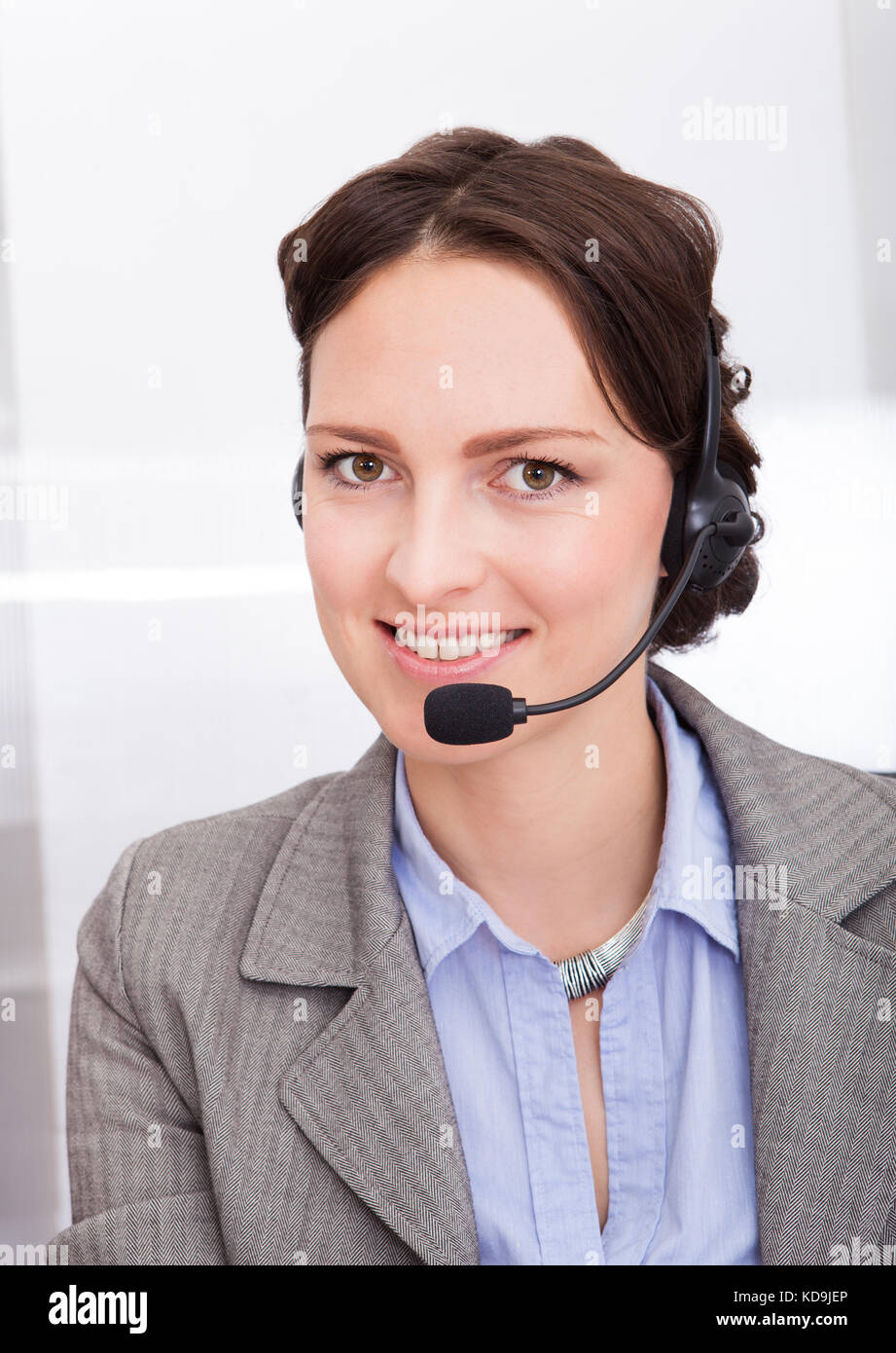 Portrait de jeune femme avec un casque de l'opérateur téléphonique Banque D'Images