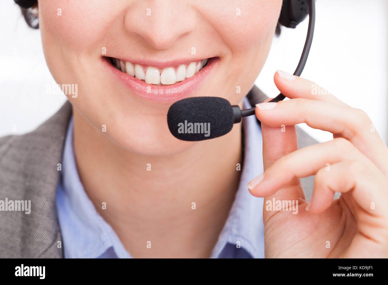 Close-up of young female telephone operator parler sur le casque Banque D'Images