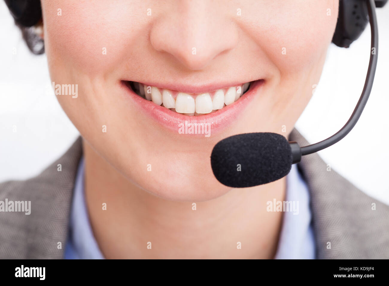 Close-up of young female telephone operator parler sur le casque Banque D'Images
